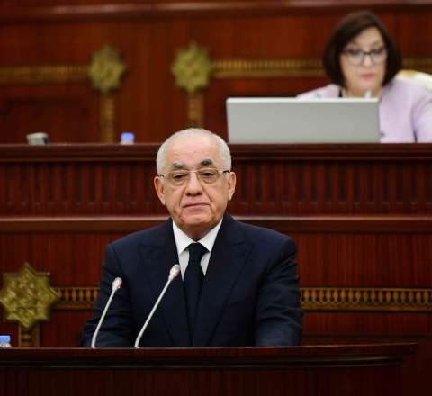 Baş nazir Milli Məclisə gəldi 