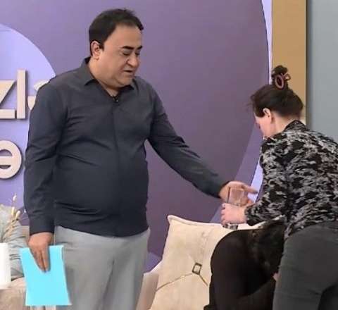 Elgizin efirdə halı pisləşən şəxsə reaksiyası - "Bu artıq artistlik edir" -VİDEO