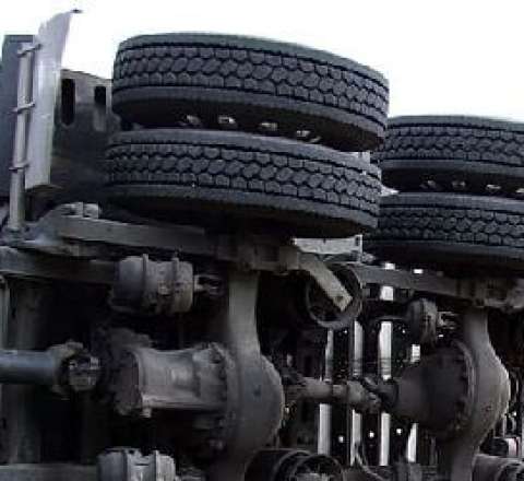 Yük maşını dərəyə aşdı – Sürücü öldü 