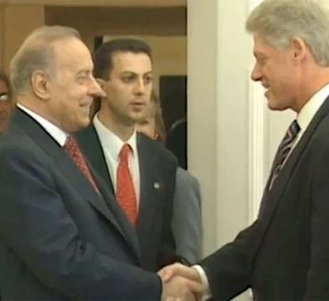 Heydər Əliyevin işdən qovulan tərcüməçisinın qardaşı bu qurumda işləyir - FOTO 