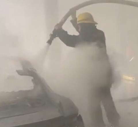 Bakıda "Porsche" yandı - VİDEO 