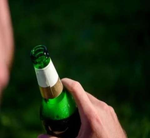 Bakıda kişi pivəni içib butulkasını məhkəmə binasına atdı 