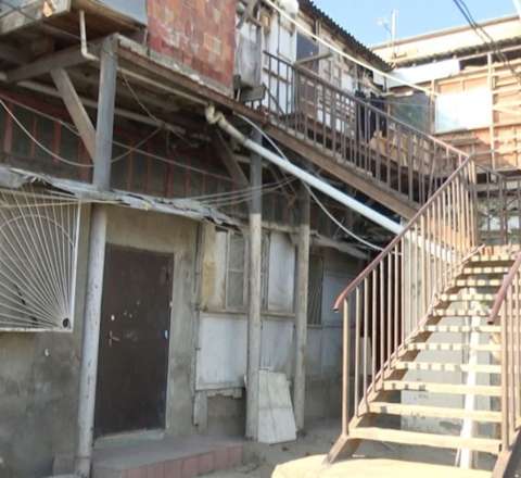 İki əsrlik bina hər an çökə bilər – Divarları çatlaq, döşəməsi yararsız – VİDEO 