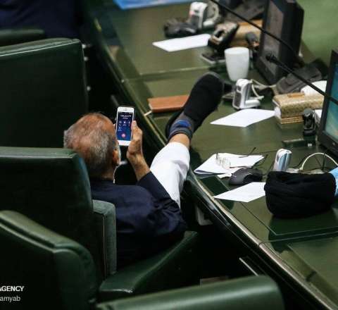 Özləri iş başında, ayaqları masa üstündə – İranlı deputatların ilginc FOTOları 