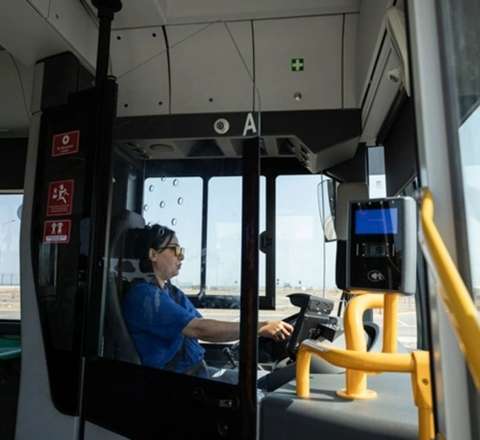 Müəllimə avtobus sükanı arxasında – Qadın sürücülərdən reportaj – VİDEO 