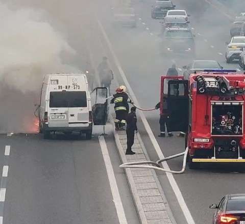 Bakıda yük avtomobili yanır 