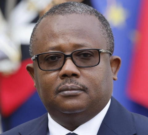 Bu ölkədə çevriliş: Prezident həbs edildi 