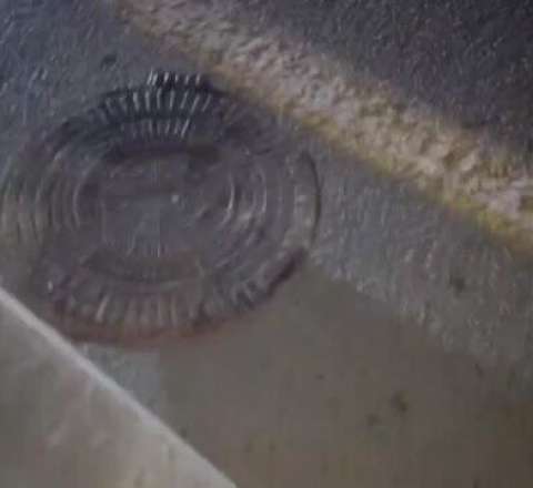 Bakıda bu yolda sürücülər kanalizasiya quyusuna düşürlər - VİDEO 