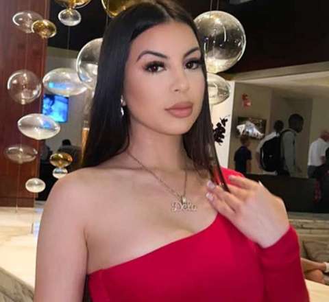 Tanınmış bloqer maşınında güllələnərək öldürüldü 