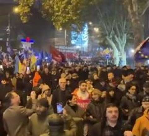 Tiflisdə minlərlə insan Avropa İttifaqının bayraqları ilə yürüşə çıxdı  