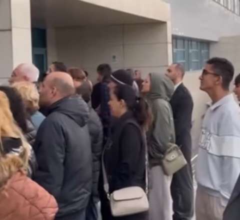 Elə bil Hindistandır... - Aparıcılar Yeni Klinikadakı növbəni tənqid etdi