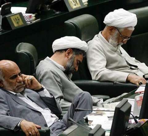 “Yat qal dala, lay-lay” – İranlı deputatlar iclası yuxuda da izləyir – FOTO 