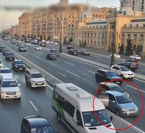 Yolun ortasında sərnişin düşürmək qəzaya səbəb oldu – VİDEO  