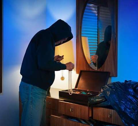 Bakıda şok cinayət – Tualet üçün girdiyi evdən boyunbağı oğurladı 