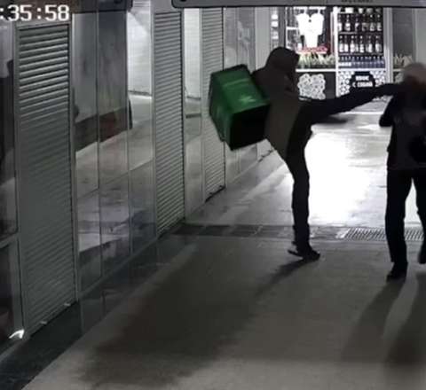 Kuryerdən yaşlı qadına qarşı vəhşilik – Üzünə təpiklə vurdu – VİDEO 