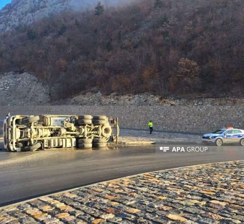 Yük maşını aşdı – Sürücü yaralandı – VİDEO 