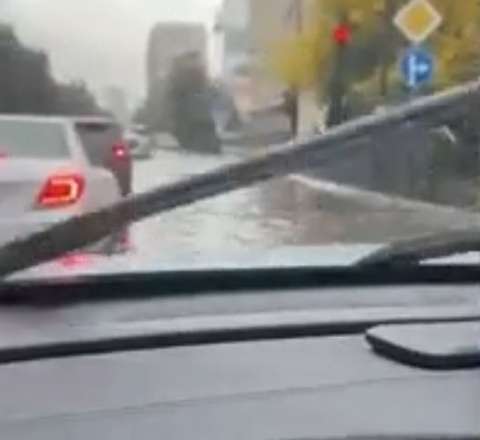 Bakıda bir çox küçəni su basdı – VİDEO 