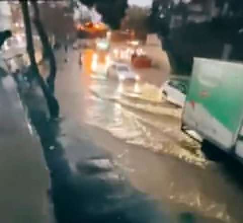 "28 May"da yolları su basdı - VİDEO 