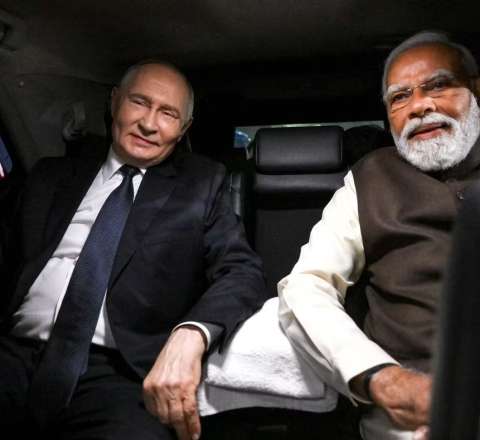 Modidən Putinə jest: Trampın şlyapasını uçurdu – VİDEO 