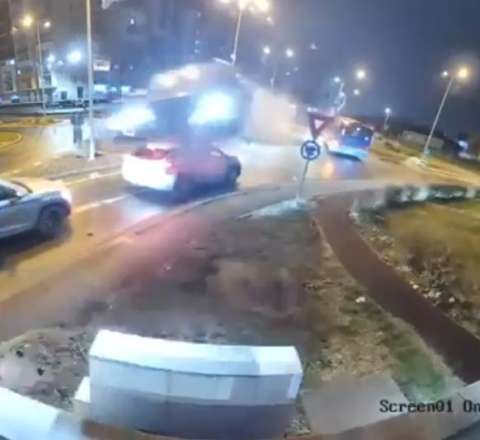 “Mercedes” iki avtomobilin üzərindən uçdu – “Kiberpank” effektli qeyri-adi qəza – VİDEO 