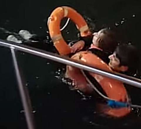 Ağ Şəhər Bulvarında dənizə düşən qız xilas edildi  – ANBAAN VİDEO 