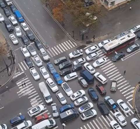 Bakıdakı tıxac müzakirə yaratdı – VİDEO  