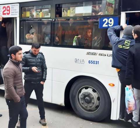 29 nömrəli marşrutda TƏHLÜKƏLİ ANLAR: Sərnişinlər qorxuya düşdü - VİDEO 
