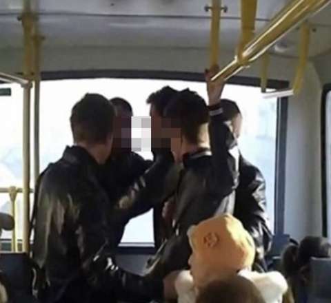 Toydan qayıdan qonşular avtobusda dalaşdı - Deyib-gülmək üstə 