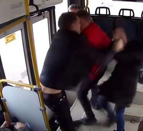 Toydan qayıdan qonşular avtobusda dalaşdı - Deyib-gülmək üstə 