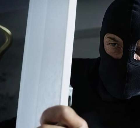 Bakıda kürəkən qayınatasının evini soydu 