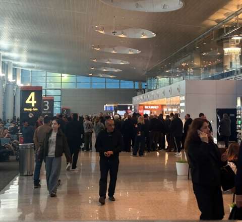 İrəvan aeroportunda 16 saatlıq gecikmə – 150-dən çox rusiyalı turist ac və susuz qalıb 