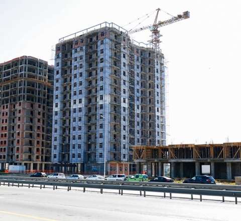 “Şərurlu İsfəndiyar”ın binasında faciə – Fəhlə həlak oldu – VİDEO 