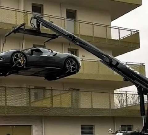 600 minlik “Ferrari”sini balkona qaldırdı – FOTO – VİDEO 