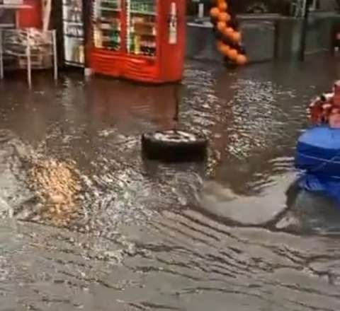 "İnşaatçılar" metrosu su altında qaldı - VİDEO 