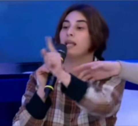 Əri verilişə gəldi, sevincindən onu yerə SƏRDİ - VİDEO 