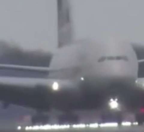PSJ-nin təyyarəsi qəzadan belə yayındı - VİDEO 