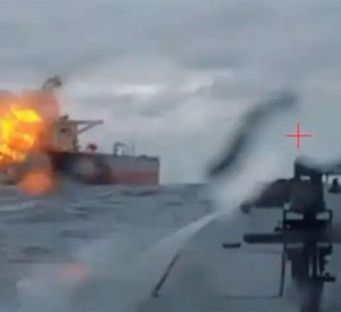 Ukrayna ordusu daha bir rus tankerini vurdu – VİDEO 