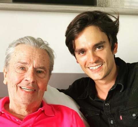 Alen Delonun oğlu bacısı ilə bağlı TƏLƏB: Vəsiyyətnamədən çıxarılsın! 