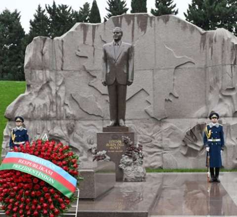 Prezident və birinci xanım Heydər Əliyevin məzarını ziyarət etdi 