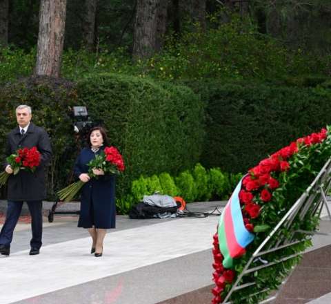 Rəsmilər Fəxri xiyabanda - Fotolar 