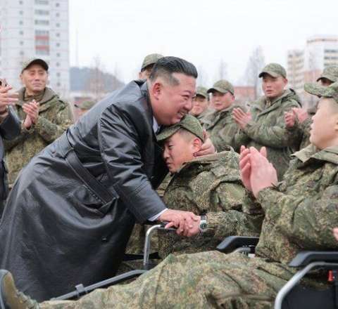 Kim Çen In Rusiyadan qayıdan hərbçilərlə görüşdü - FOTO 