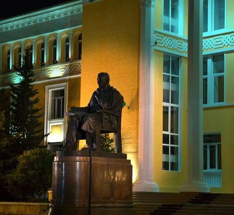  Mədəniyyət sahəsindəki səs-küylü mübahislərə sözardı... 