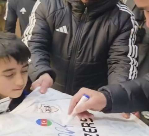 Qurban Qurbanov balaca azarkeşlə belə görüşdü – VİDEO 