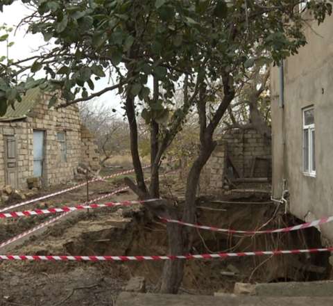 Kanalizasiya xətti üzərində tikilmiş evlərin bünövrəsi çökdü – VİDEO 