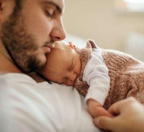 Ata olanlara 14 gün məzuniyyət veriləcək – Qanun qəbul olundu 