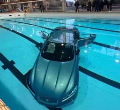 Qadın sürücü pedalları dəyişik saldı – Avtomobil hovuza düşdü – VİDEO 