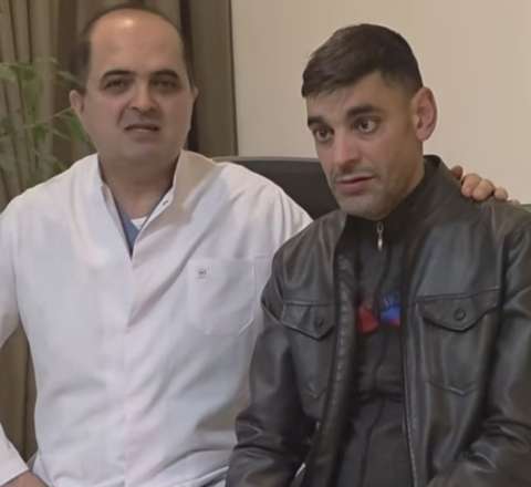 Küçədə ölüm ayağında olan oğlana sahib çıxdılar, sağaltdılar, ev verdilər – VİDEO 