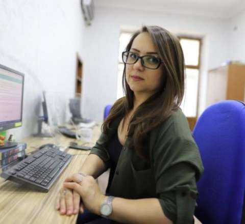 "Uber"in sürücüsü jurnalistə hücum etdi - Maşını üstünə sürdü 