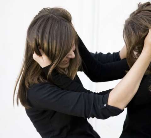 Katibə sevgilisinin arvadının iş yerinə hücum etdi – Polis işə qarışdı 