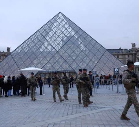 Fransada dövlət “çevrilişi” -  Həmkarı həyacanla Makrona zəng etdi – VİDEO 